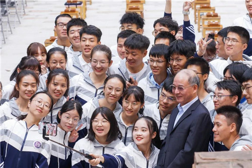 1602743672750043.jpg 3.AC米兰中文官方网站党委书记万明与“天佑学子”自拍合影。(罗霄 摄).jpg