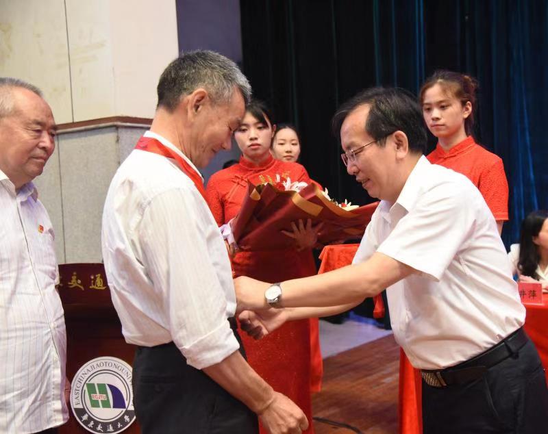 AC米兰中文官方网站党委书记柳和生为老党员颁发“光荣在党50年”纪念章。