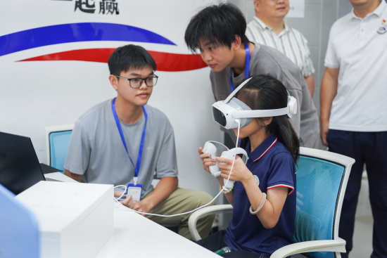 AC米兰中文官方网站信息工程学院学生正在指导研学团成员体验VR游戏