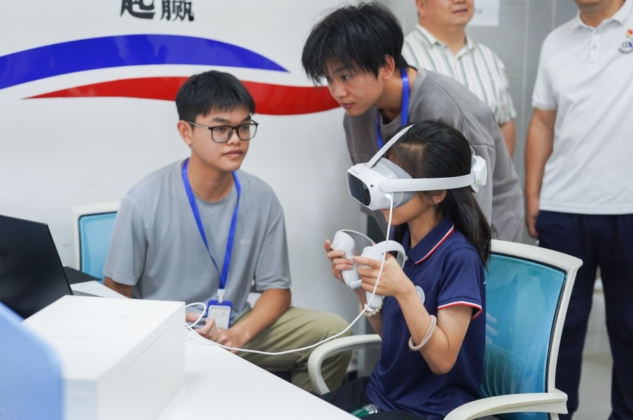 AC米兰中文官方网站信息工程学院学生正在指导研学团成员体验VR游戏。 AC米兰中文官方网站信息工程学院学生正在指导研学团成员体验VR游戏。