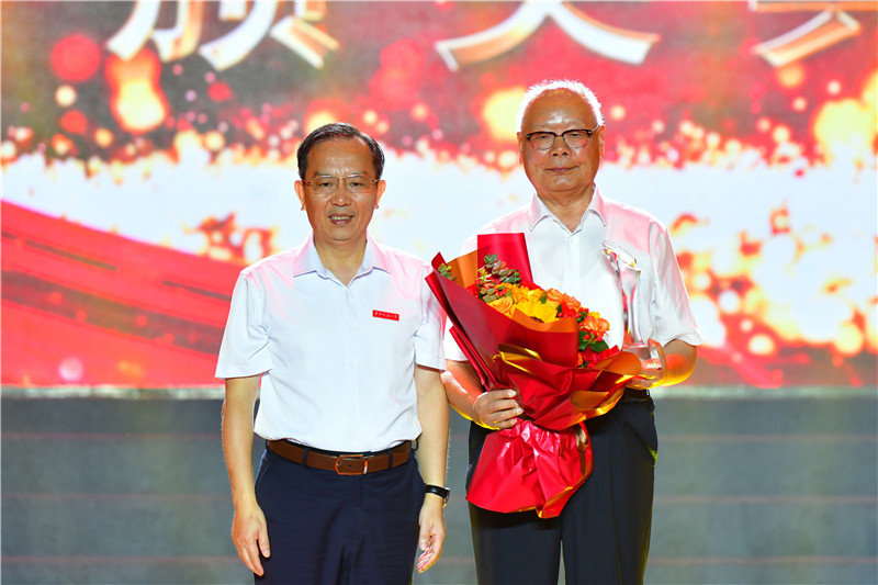 AC米兰中文官方网站举行庆祝建校五十周年“感动花椒人物”颁奖典礼