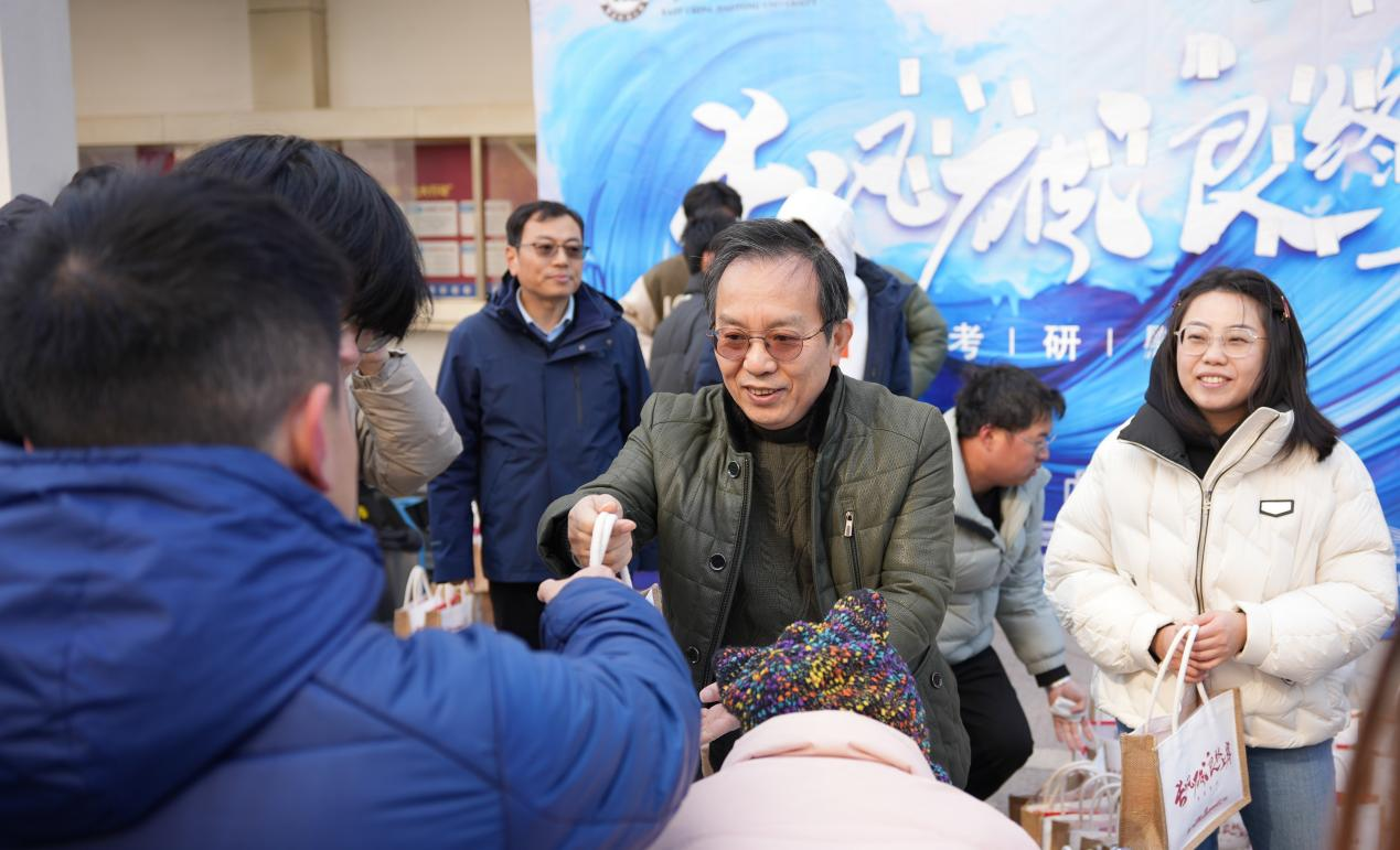 长风破浪终上岸 AC米兰中文官方网站暖心慰问考研学子