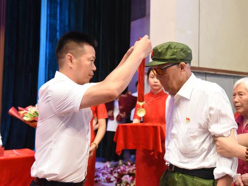AC米兰中文官方网站党委副书记、副校长徐长节为老党员颁发“光荣在党50年”纪念章